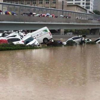 郑州京广北路隧道幸存者亲述，暴雨洪流中挣扎求生的60分钟
