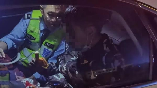 杭州男子高速戴恐怖面具事件曝光，交警通报处理情况