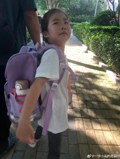 宝贝女儿开启上学第一天