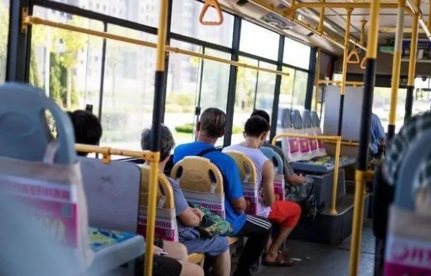 公交车后座，都市移动剧场中的隐秘狂欢