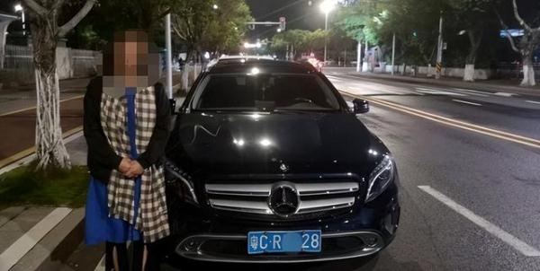 街头捡手机酿奔驰追尾，分心驾驶再响安全警钟