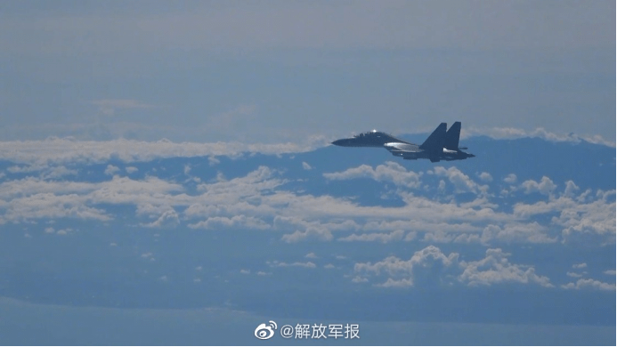 军迷违规拍摄阅兵军机训练引热议