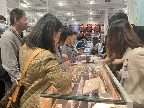 杭州开市客开业，男生抢草莓熊背后的消费现象探究