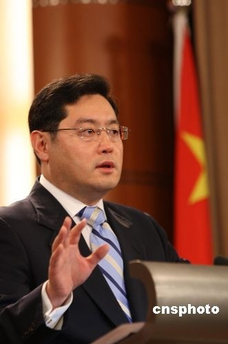 秦刚受访9分钟遭打断23次，外交失礼背后的中美权力博弈