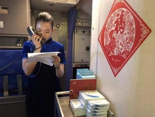 南航回应空姐撑伞避雨事件，暖心服务背后的故事与思考