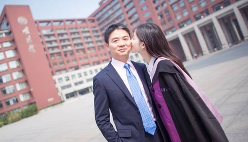 刘强东携妻子共赏苏超赛场风采，赛场内外的浪漫时刻