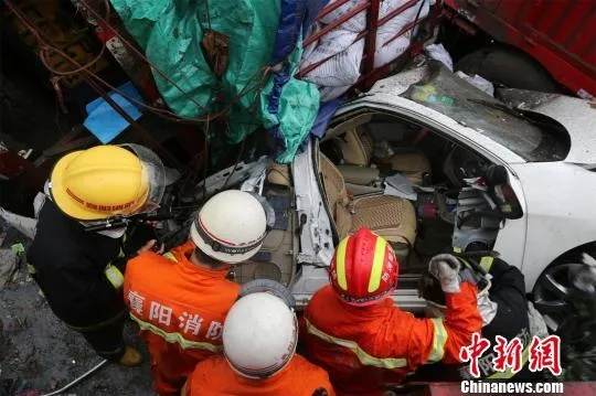 湖北汽车失控撞墙事故致人员伤亡，1死2伤