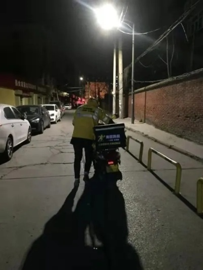 记者兼职送外卖，体验夜生活的收获与感悟