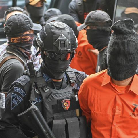 印尼示威活动引发严重冲突致人员伤亡事件爆发