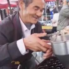 误转三万货款，水果摊贩街头落泪，数字支付时代的诚信之痛