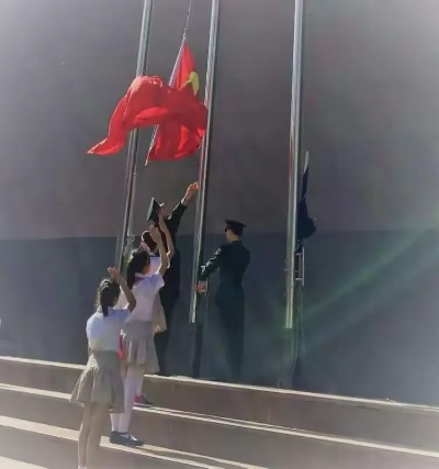当红旗升起，我们听见了怎样的沉默？
