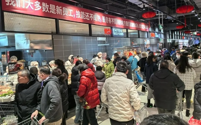 上海浦东超市延长营业市民排队采购，生活的韧性与温暖