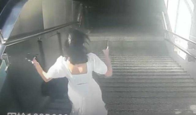 女子下楼玩手机踩空摔伤，安全意识何时才能入心