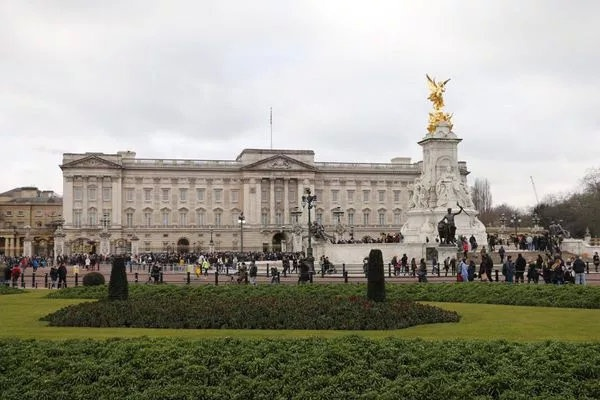 白金汉宫时代变迁与英国女王离开的象征意义探究