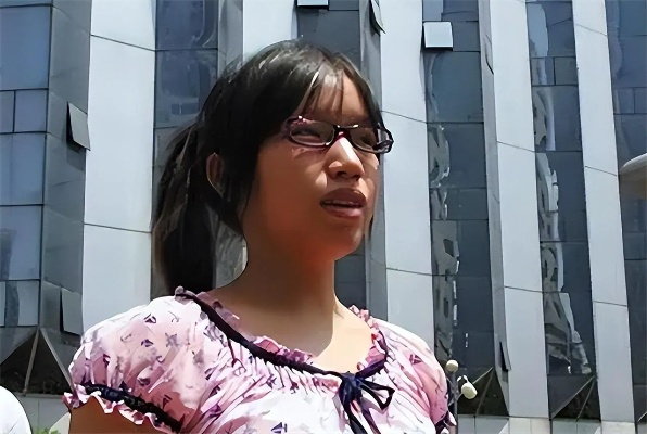 罗彩霞，被窃取的青春与一个时代的身份之殇