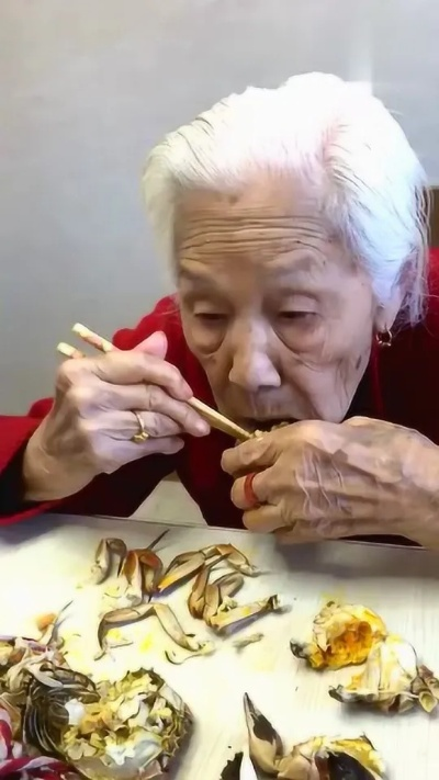岁月长河里，92岁外婆与83岁奶奶的河蚌之约，温暖相伴的永恒时光