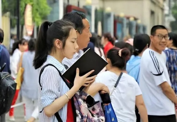 高考查分，紧张与期待交织的关键时刻