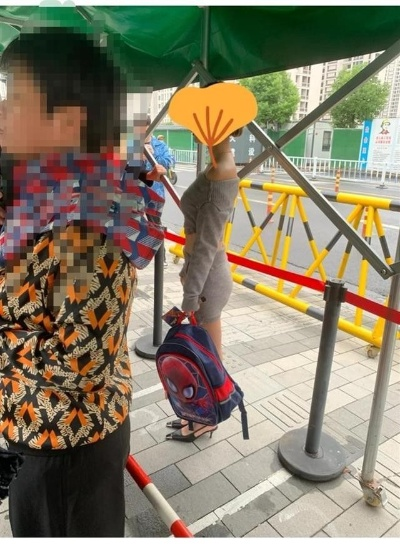 幼儿园门口惊现幼儿媛，社会高度关注