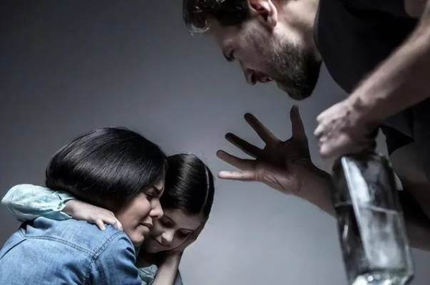 司法之光穿透黑暗，从女子不孕被虐致死案看家庭暴力与司法正义的觉醒