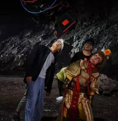 孙悟空被疯狂投喂，一场荒诞与温情交织的街头狂欢