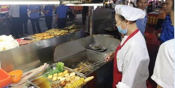 淄博烧烤店主暖心劝客，折射美食背后的温度与智慧