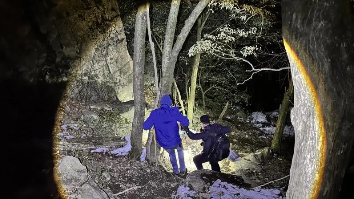 杭州一家三口登山迷路，寒夜被困十余小时后成功获救