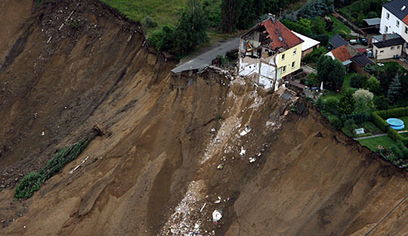 震殇日本，山体滑坡与道路塌陷撕裂大地