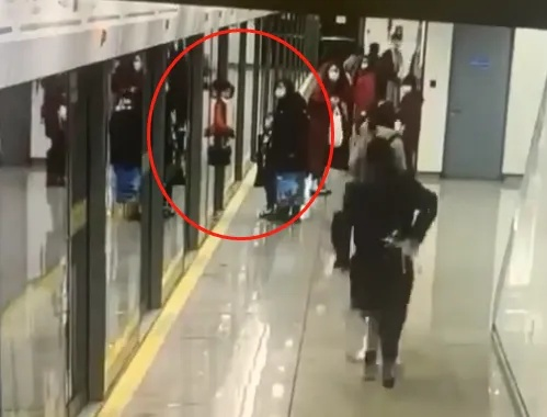 地铁泪光，陌生恶意刺穿生活铠甲