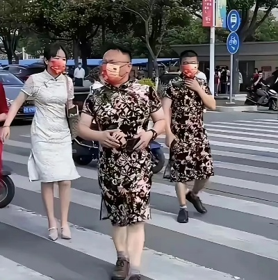 爸爸穿旗袍送考，一场爱与勇气的另类诠释