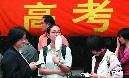 2016年河南高考放榜日，定格的命运转折瞬间
