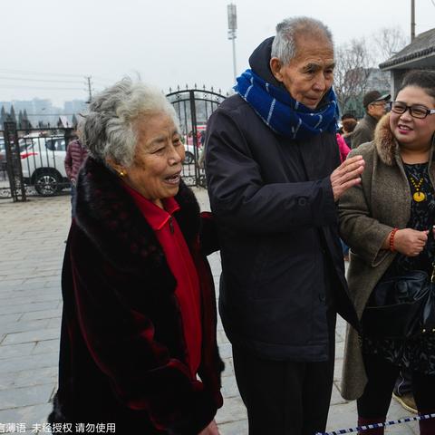 女子套圈屡失败老板暖心放水，路人欢呼见证人间温暖