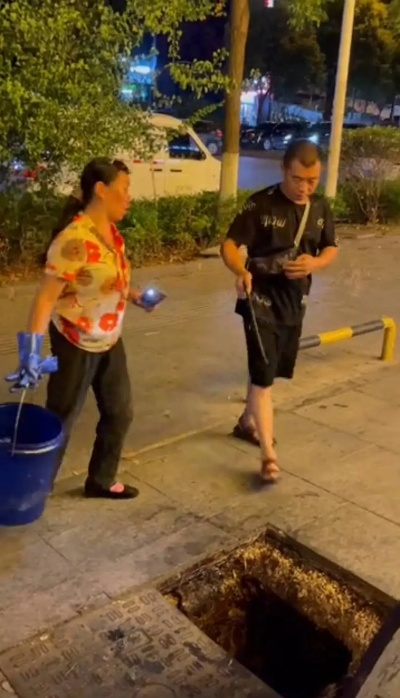 触目惊心！男女当街开井盖用勺挖地沟油乱象