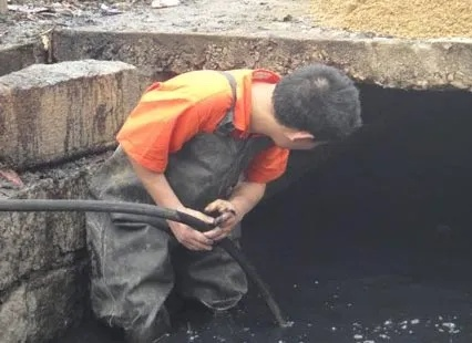 污水池清淤工，城市暗处的无名守护者