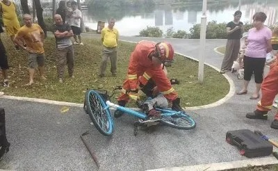 共享单车骑行遭遇意外锁闭事件，多人摔伤引发关注