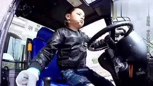 5岁小孩开铲车引关注，危险行为不容忽视